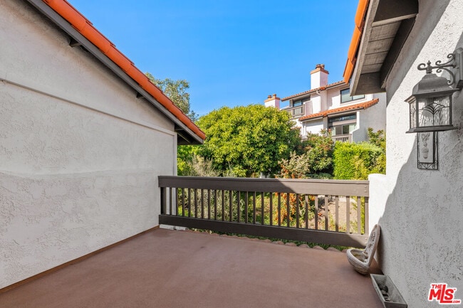 Building Photo - 1561 Palisades Dr