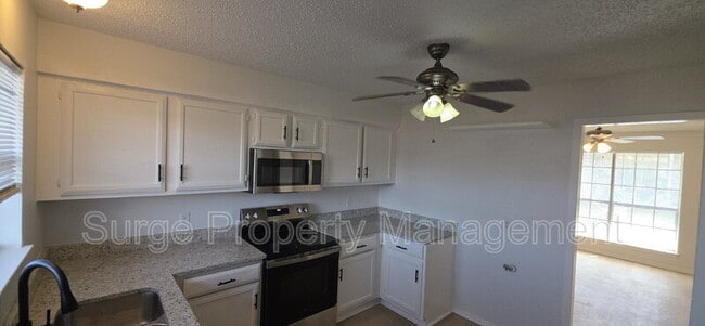 Building Photo - 235 Vista Way