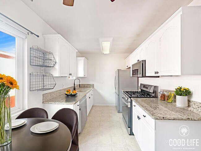 Building Photo - Beautiful 2B 1BA Condo w/ Reserved Parking and Wall AC!