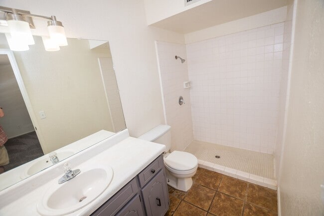 Building Photo - Charming Property Features 3 Bedrooms, 2 B...