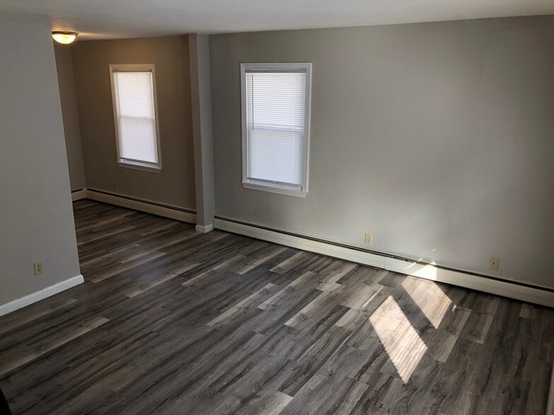 Living Room - 916 Lennox St