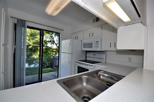 Building Photo - 2610 Lakehill Ln