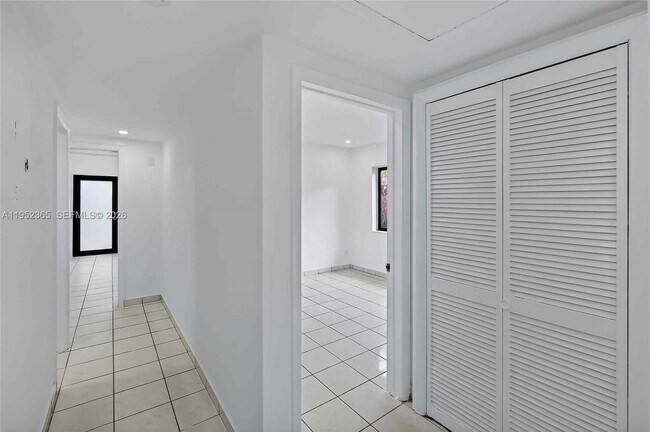 Building Photo - 524 NE 160th Terrace