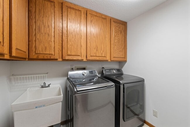 Building Photo - 7200 Cahill Rd