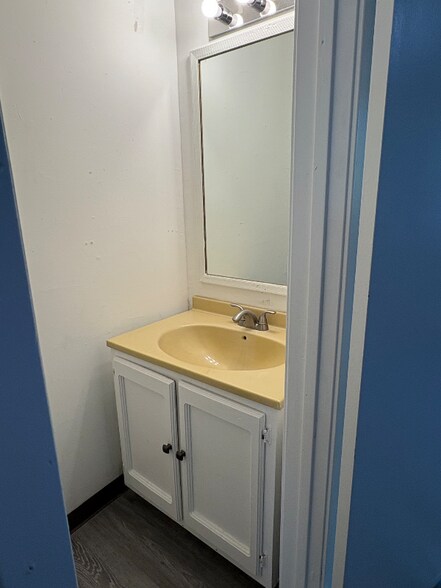 Building Photo - 313 S Bailey St