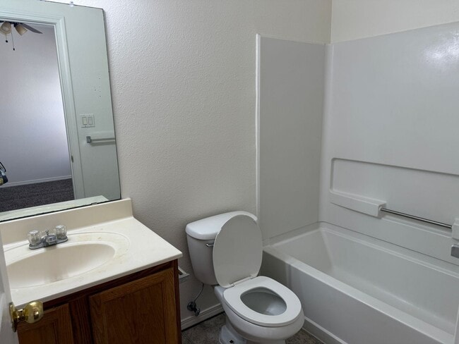 Building Photo - Beautiful 3 Bedroom, 2 Bath Within Walking Distance to RUST Medical!