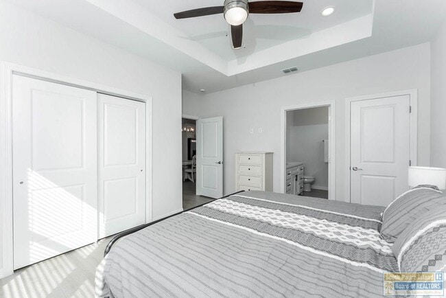 Building Photo - 20 S Bay Hill Dr