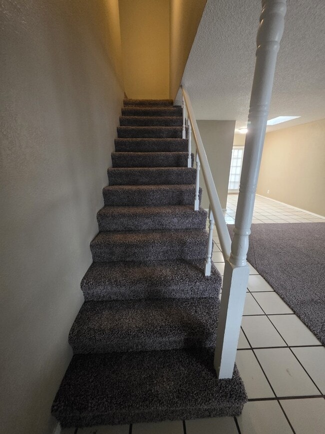 Building Photo - 3 bed 2 bath townhome, 2 car garage