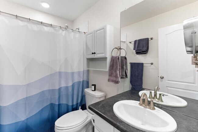 Building Photo - Beautiful 2 bedroom, 2.5 bath townhome in Mosaic