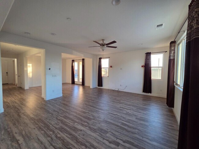 Building Photo - 705 Skansen St