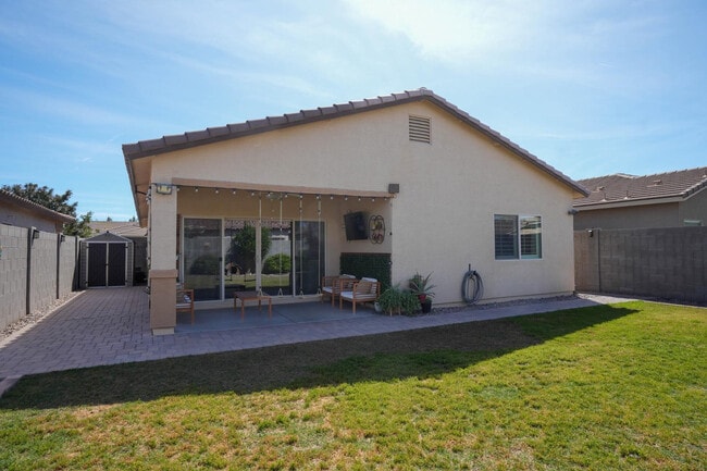 Building Photo - 884 W Whistling Thorn Ave