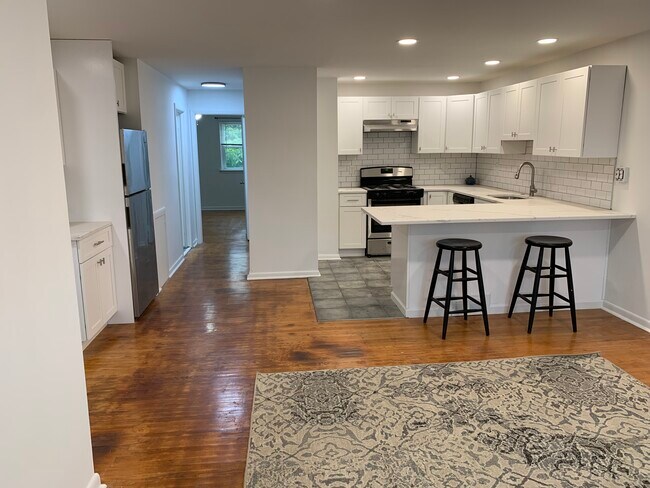 Building Photo - 5489 Vicaris St