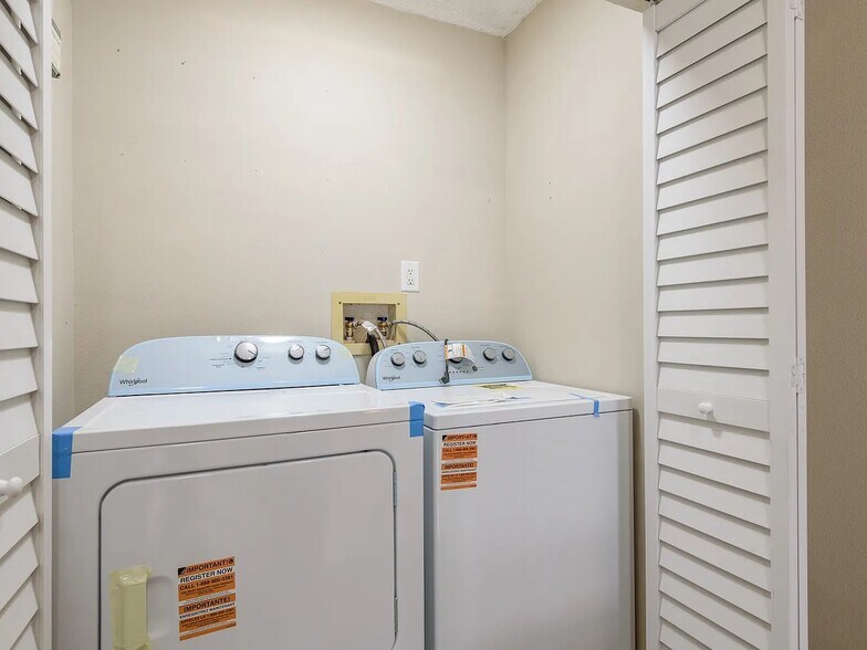 Building Photo - 2980 S Pines Dr