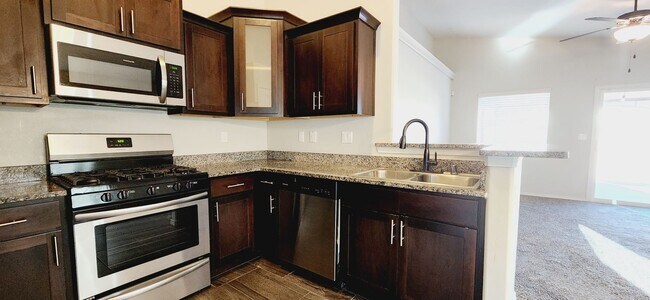 Building Photo - Stunning 4 bedroom, 2 bath home in East El Paso!