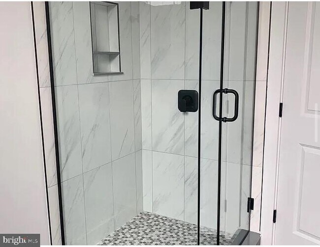 Building Photo - 2124 E Somerset St