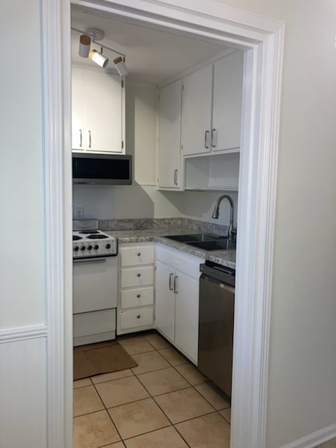 Building Photo - Updated Condo