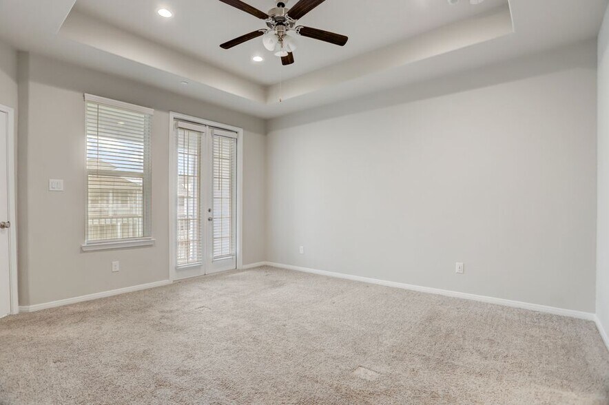 Building Photo - 2714 Veranda Fls
