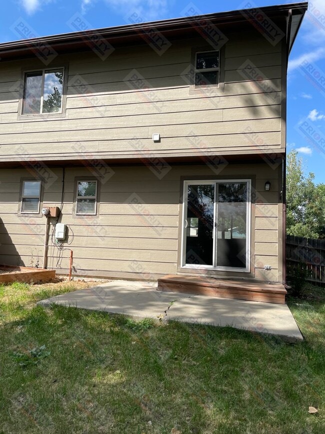 Building Photo - 3 bedroom, 1.5 bath townhome