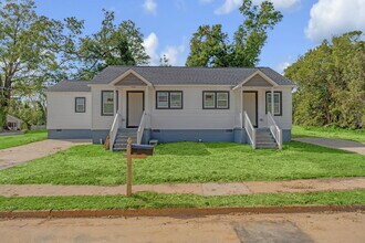Building Photo - Newly renovated and modernized 1BR, 1BA du...