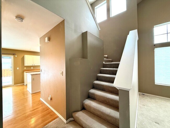 Building Photo - Bright Sammamish Home with Fully Fenced Yard