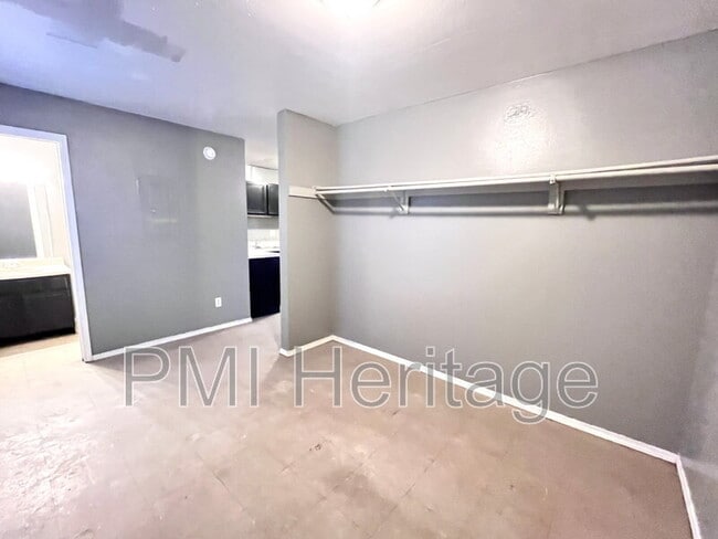 Building Photo - 809 E Huntsville Ave