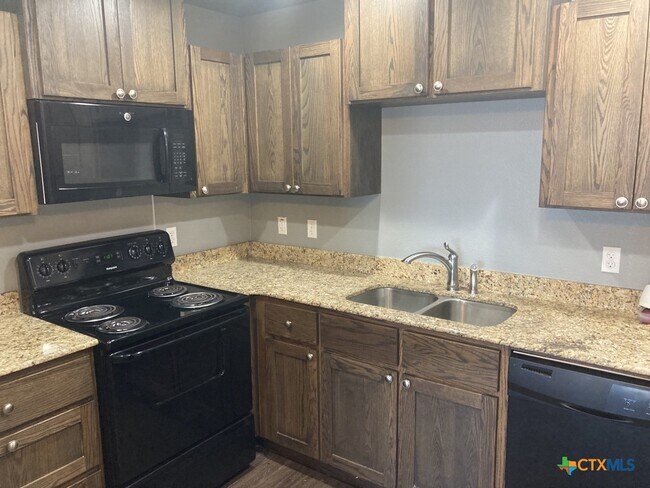 Building Photo - 2710 S Clear Creek Rd