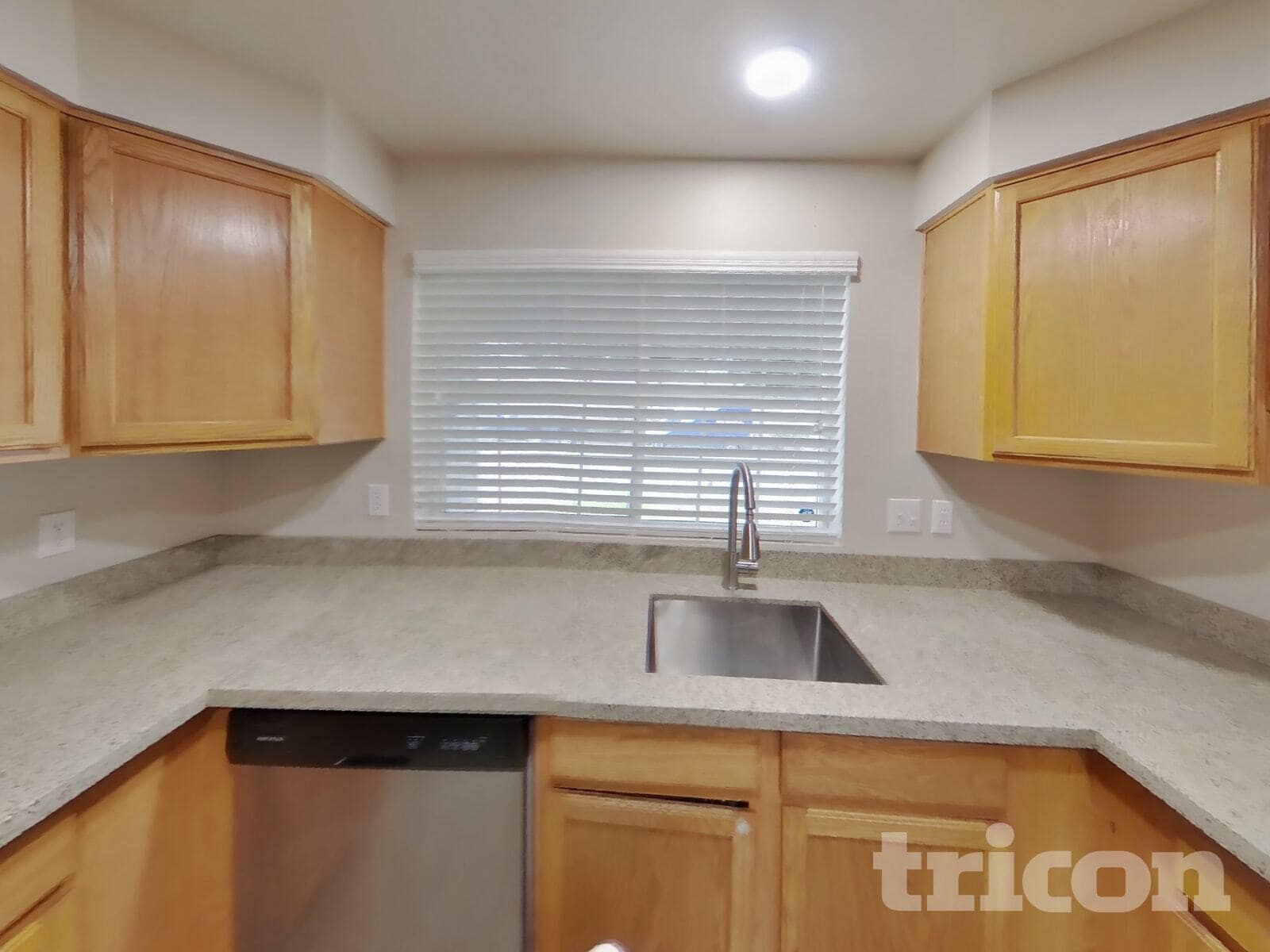 Building Photo - 622 6th Ave S