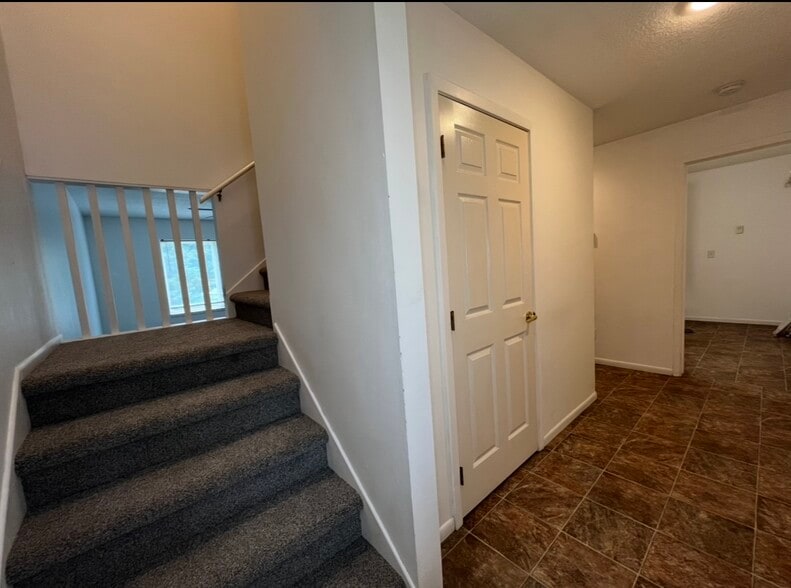 Front Entryway / closet - 813 Stein Ct