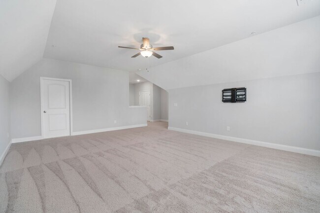Building Photo - Canterbury Townhome
