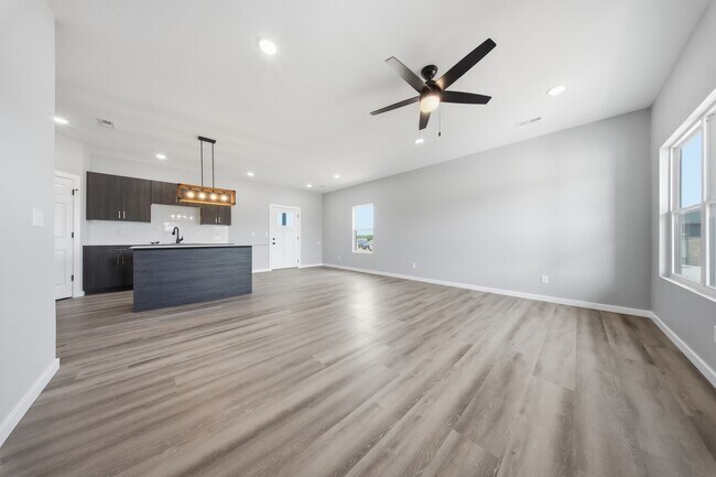 Building Photo - 870 s Orchard Way