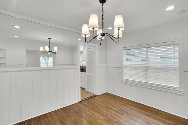 Building Photo - Bluebonnet Circle Charmer