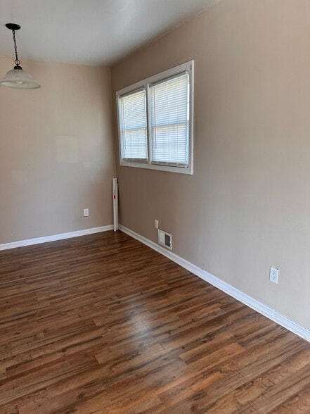 Building Photo - 8403 Robin Hill Dr