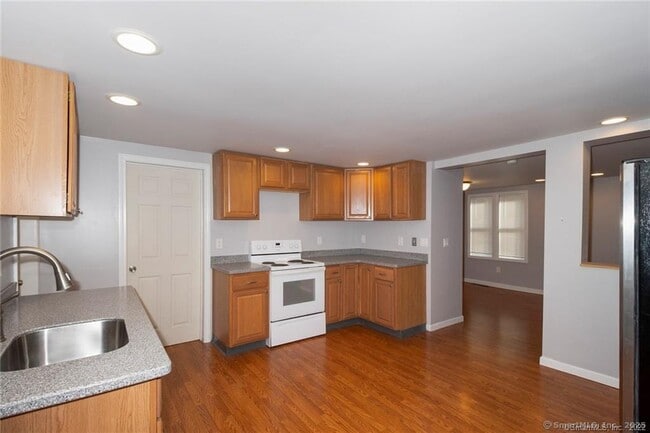 Building Photo - 690 Plainville Ave