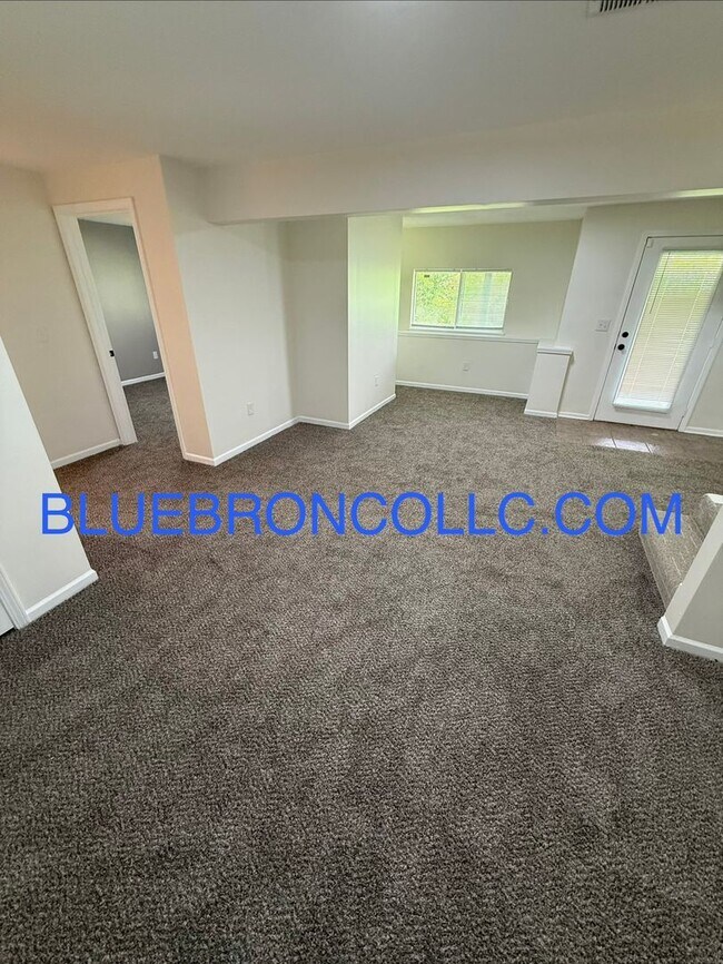 Building Photo - Completely renovated 3 bedroom unit with modern finishes and beautiful views.