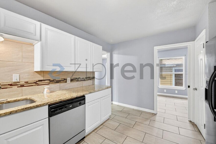 Building Photo - 2332 Grandview Dr