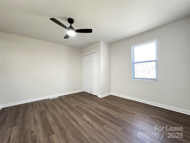 Building Photo - 226 Malvern Dr SW