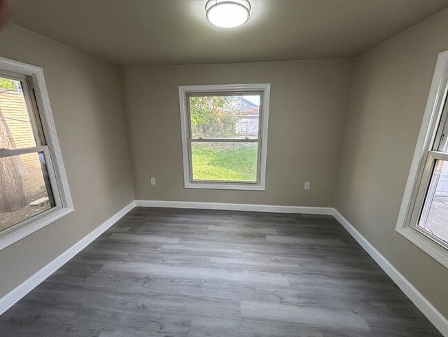 Building Photo - Charming 4-bed Home in Gary