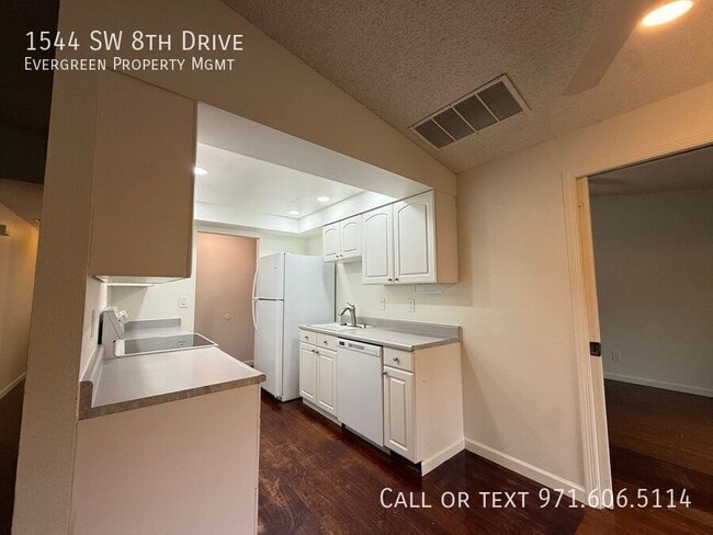 Building Photo - 1544 SW 8th Dr