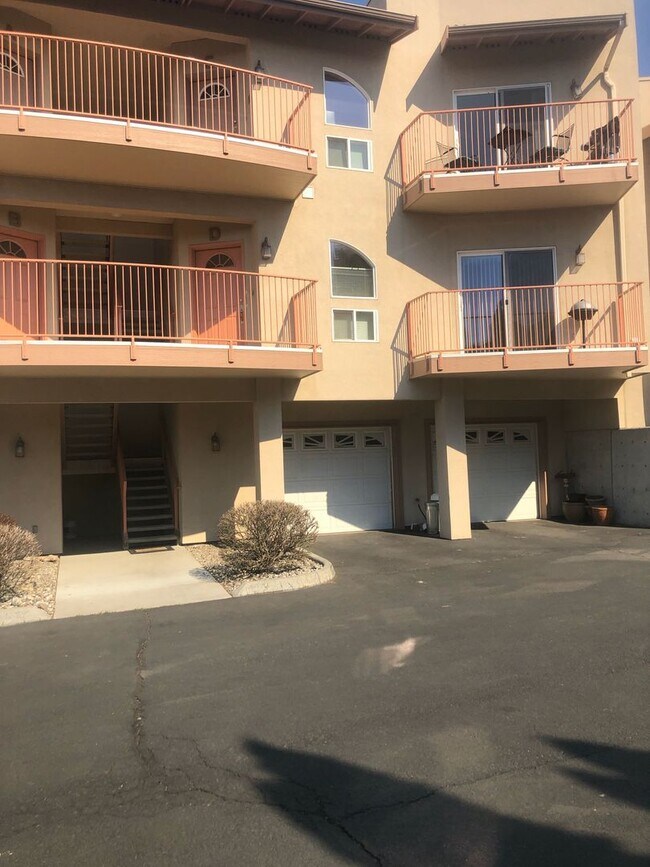 Building Photo - Fully Furnished Lakefront Condo!! 6 Month Lease Available!