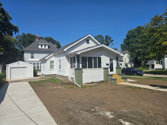 Building Photo - 301 W Graham St