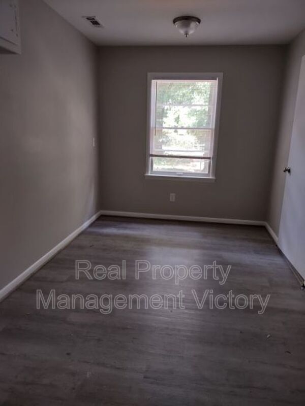 Building Photo - 105 16th Ct Cir NE