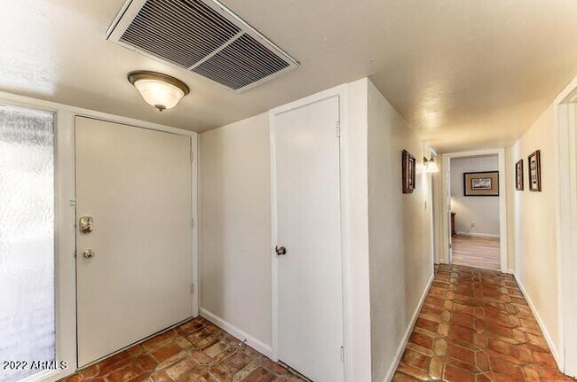 Building Photo - 137 E Fremont Dr