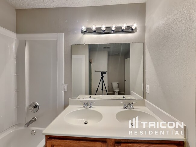 Building Photo - 3032 Cesareo Dr