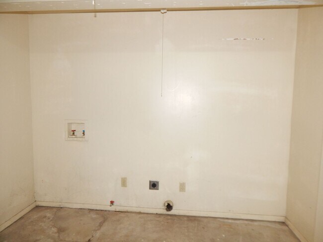 Building Photo - Spacious 3 Bedroom, 2 Bath Duplex in Tyler!