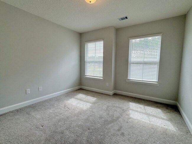 Building Photo - AVAILABLE SEPTEMBER 2025 [PET FRIENDLY]