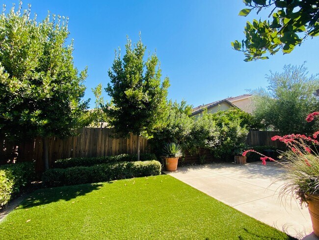 Building Photo - $2,550 Ashlan & Leonard, Beautiful 3 Bedro...