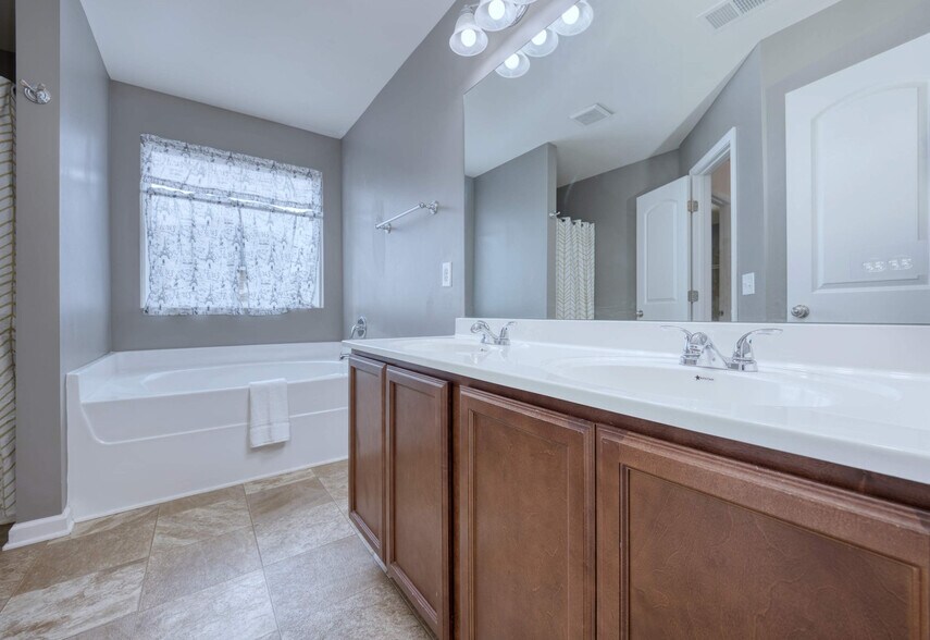 Building Photo - 765 Compass Trl