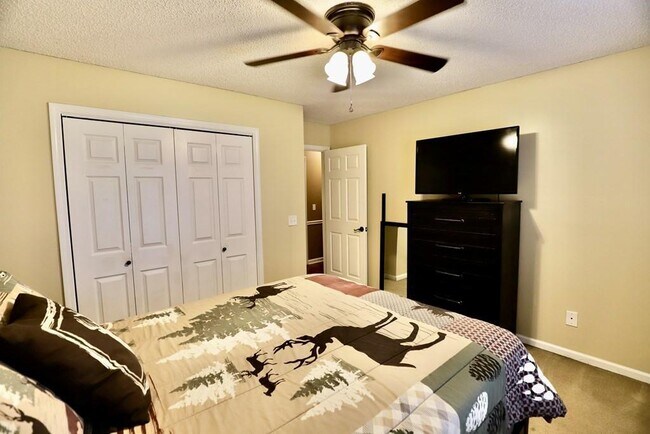 Building Photo - 2415 Edmunds Dr