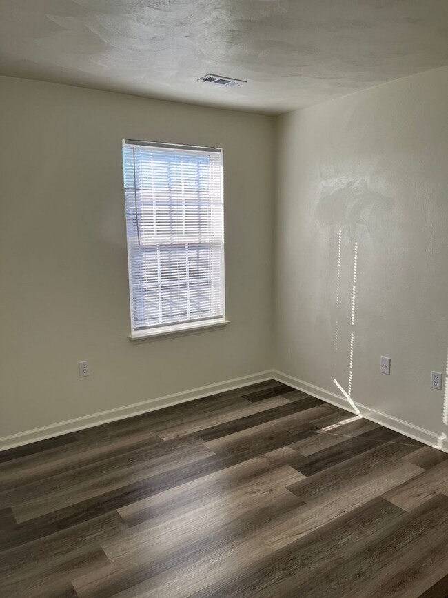 Building Photo - 4 Bedroom 2 Bathroom 1st Floor