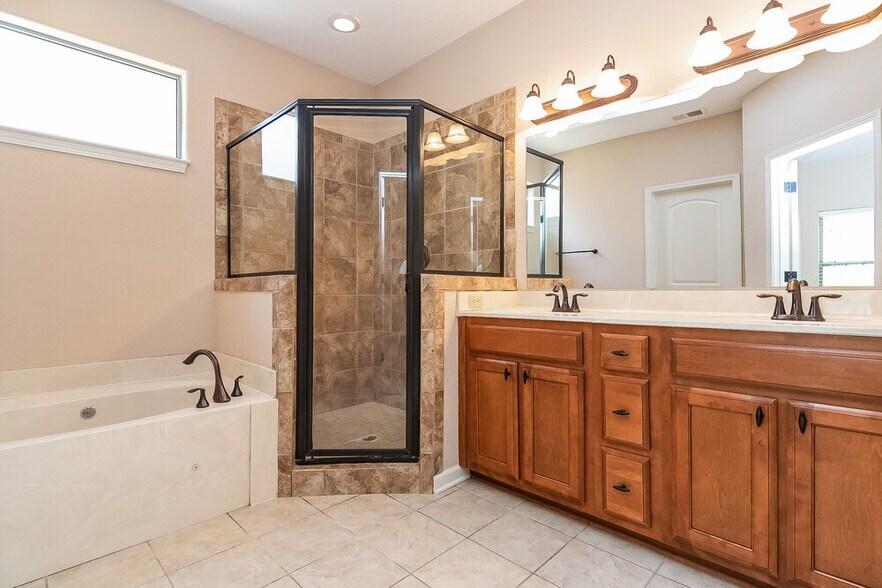 Building Photo - 15 Garden Springs Dr